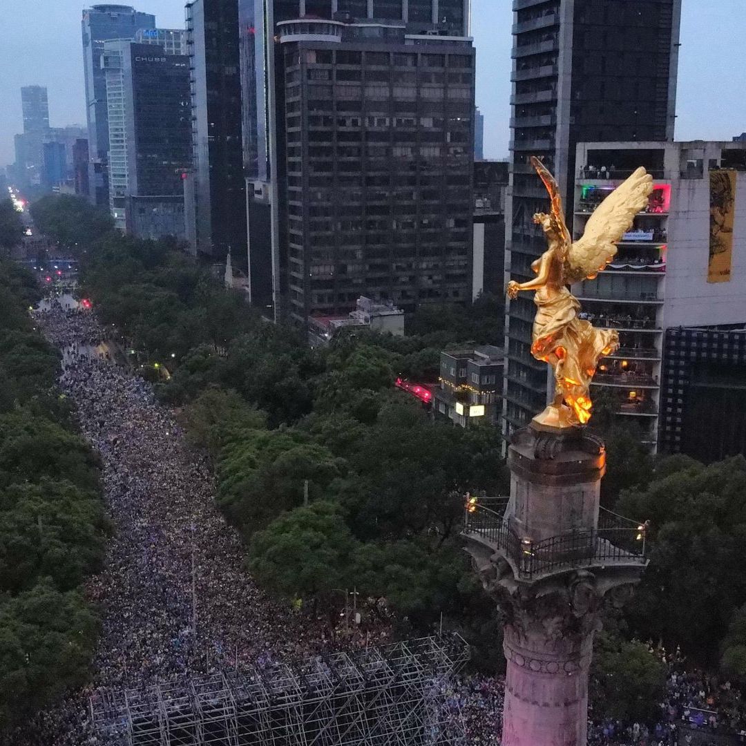 Miles de capitalinos observan el partido entre México e Inglaterra. Foto: Cuartoscuro